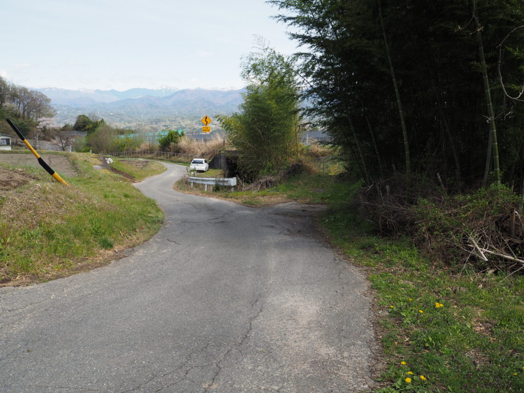 右に入る細い道が旧道。左の道はその付替道路