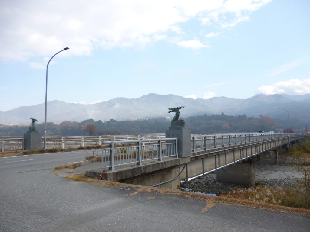 駒ヶ岳と天竜川 駒ヶ岳と天竜川 天竜川〜山の向こうから始まる 天竜川の物語〜